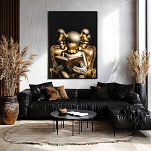 Puede incluir: Una obra de arte enmarcada que presenta una figura dorada leyendo un libro, sobre un fondo negro. La figura est&aacute; sentada en una silla dorada. La habitaci&oacute;n incluye un sof&aacute; seccional de cuero negro, una mesa de centro redonda negra y plantas decorativas.