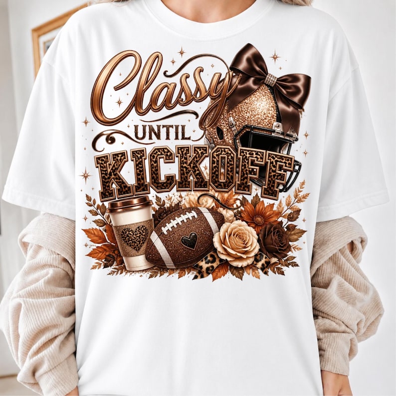 Puede incluir: Una camiseta blanca con un gr&aacute;fico que incluye el texto Classy UNTIL KICKOFF. El dise&ntilde;o muestra un casco de f&uacute;tbol americano brillante con un lazo marr&oacute;n, un vaso de caf&eacute; con un coraz&oacute;n de leopardo, un bal&oacute;n de f&uacute;tbol y flores marrones y crema.