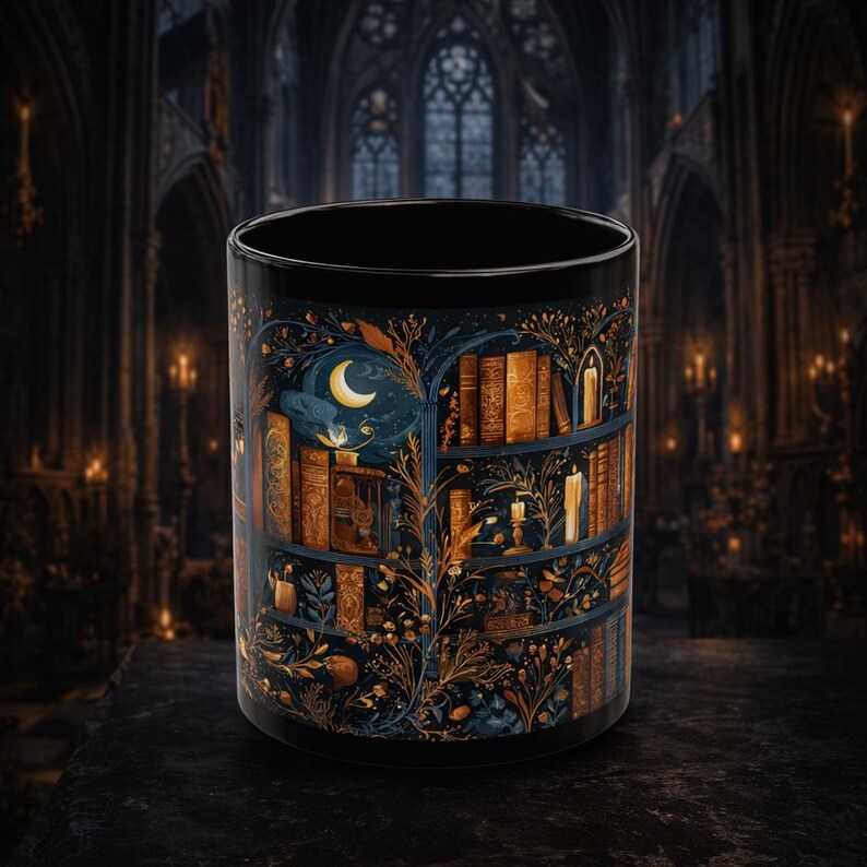 Puede incluir: Taza de cer&aacute;mica negra con una ilustraci&oacute;n detallada de una estanter&iacute;a con libros, velas y una luna creciente. El dise&ntilde;o incorpora detalles dorados y azules, creando una est&eacute;tica caprichosa. La taza mide aproximadamente 9,5 cm de altura.