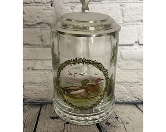 Jarra de cerveza alemana antigua de cristal con forma de ánade real y acabado en peltre.