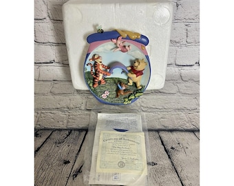 Plato 3D de Winnie Pooh Honeypot Adventures de Bradford Exchange "Hip Hip Poohray" con certificado de autenticidad.