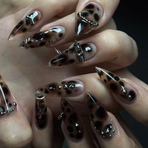 künstliche Fingernägel mit Leopardenmuster / Fingernägel mit Tiermotiven / Piercing-Stecker mit Gepardenmuster / Y2K Grunge / Handgemachte künstliche Fingernägel