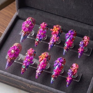 Presse florale faite main sur les ongles | Ongles stiletto violets galaxie | Faux ongles fleur strass 3D | Ensemble d'ongles dégradé de luxe