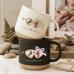 Può includere: Un set di tre tazze in ceramica con finitura opaca e macchiettata. Le tazze sono nei toni del crema, grigio chiaro e grigio scuro. Ogni tazza ha un design minimalista, perfetto per caffè o tè.