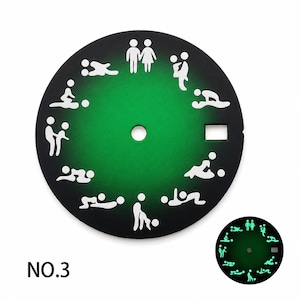 Puede incluir: Una esfera de reloj circular con un centro verde degradado y un borde exterior negro. La esfera muestra doce iconos de figuras de palo blancas que representan varias posiciones sexuales dispuestas en un patrón circular, con un orificio central.