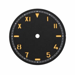 Puede incluir: Una esfera de reloj circular negra con un orificio central y una pista de minutos blanca en el borde exterior. La esfera muestra una mezcla de números arábigos amarillos 4, 5, 7, 8, números romanos X y XI, y marcadores amarillos.