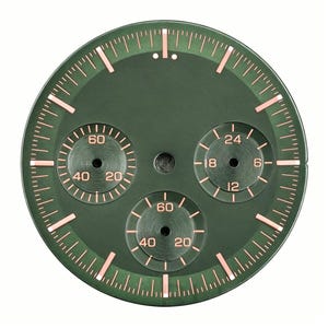 Può includere: Un quadrante circolare con finitura verde oliva opaco, dotato di indici e marcatori color oro rosa. Include tre sotto-quadranti con motivi circolari concentrici, che mostrano i numeri 60, 40, 20, 24, 18, 12 e 6.