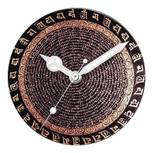 Peut inclure: Une horloge murale ronde avec un centre brun foncé orné d'un motif circulaire dense et répétitif. La bordure noire extérieure présente une écriture sanskrite dorée. L'horloge possède trois aiguilles blanches pour les heures et minutes.