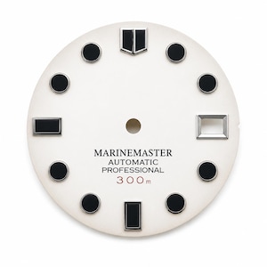 Puede incluir: Una esfera de reloj redonda de color blanco con marcadores de hora circulares negros con bordes plateados, índices rectangulares en las posiciones de las doce, seis y nueve, y una ventana de fecha a las tres. El texto dice MARINEMASTER AUTOMATIC PROFESSIONAL 300m.