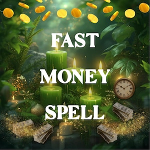 Peut inclure: Image numérique avec le texte "FAST MONEY SPELL" sur un fond de bougies vertes, de feuillage et de pièces d'or. Une horloge vintage et des liasses d'argent sont également visibles, créant un thème mystique.
