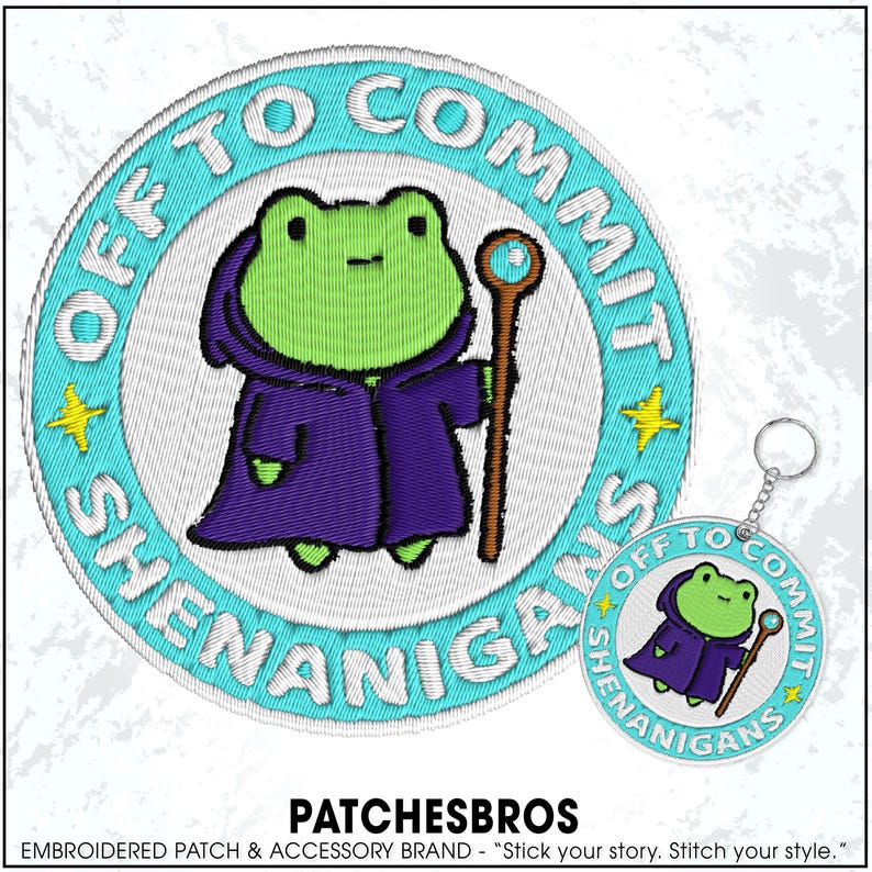 K&ouml;nnte beinhalten: Gestickter Aufn&auml;her mit einem gr&uuml;nen Frosch in einem lila Gewand, der einen Stab h&auml;lt, umgeben von t&uuml;rkisfarbenem Text: "OFF TO COMMIT SHENANIGANS". Ein passender Schl&uuml;sselanh&auml;nger ist ebenfalls abgebildet. Der Markenname "PATCHESBROS" steht unten.