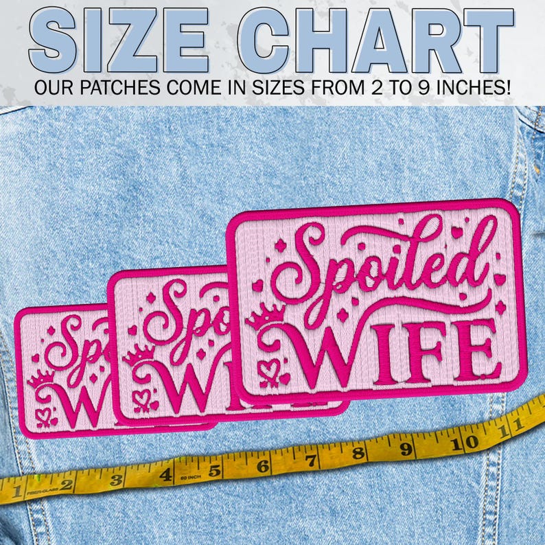 Puede incluir: Parches bordados rosas con las palabras "Spoiled WIFE" y un dise&ntilde;o de corona. Los parches se muestran en una chaqueta vaquera con una cinta m&eacute;trica. La tabla de tallas indica parches de 5 a 23 cm.