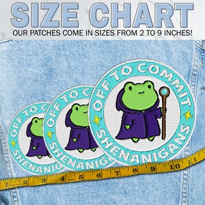 K&ouml;nnte beinhalten: Gestickte Aufn&auml;her mit einem Frosch-Zauberer-Design, der Text lautet "OFF TO COMMIT SHENANIGANS". Die Aufn&auml;her sind rund mit einem hellblauen Rand und einem gr&uuml;nen Frosch in einem lila Gewand. Der Text "SIZE CHART" steht oben, Gr&ouml;&szlig;en von 5 bis 23 cm.