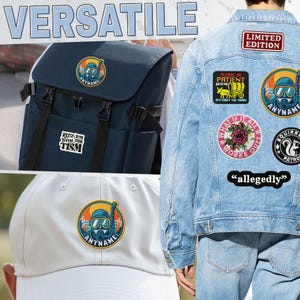 Pu&ograve; includere: Uno zaino blu navy, una giacca di jeans azzurra e un cappellino da baseball bianco, tutti decorati con varie toppe ricamate. Le toppe includono un subacqueo, un carro coperto, una rosa, uno scoiattolo e il testo RIZZ EM WITH THE TISM.