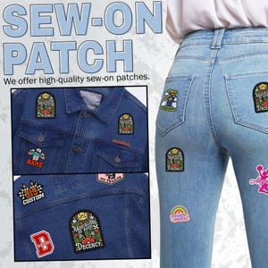 Pu&ograve; includere: Immagine di varie toppe da cucire su una giacca di jeans e jeans. Le toppe presentano testo e grafica, tra cui le parole "DECENCY", "STABLE", "NAME", "CUSTOM" e "RADICALIZED BY BASIC". L'immagine include anche il testo "SEW-ON PATCH" e "We offer high-quality sew-on patches."