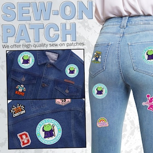 K&ouml;nnte beinhalten: Bild zeigt verschiedene Aufn&auml;her, darunter ein Frosch mit Stab, ein Footballspieler und ein Regenbogen. Die Aufn&auml;her sind auf einer Jeansjacke und Jeans abgebildet. Text auf den Aufn&auml;hern enth&auml;lt "OFF TO COMMIT SHENANIGANS" und "CUSTOM".