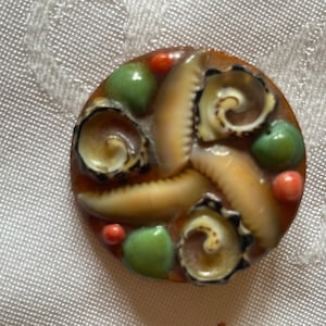 Vintage round brooch with applied colorful seashells