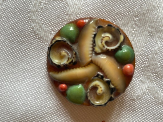 Vintage round brooch with applied colorful seashells