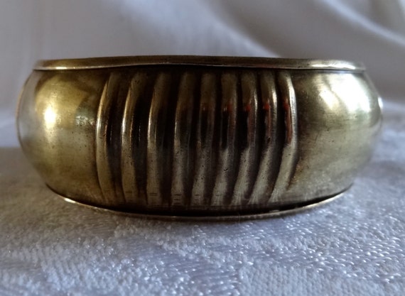 Chunky brass bangle bracelet with ribbed pattern - image 1