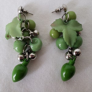 Vintage green dangly earrings with ivy leaves