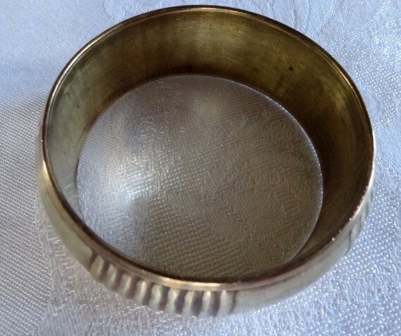 Chunky brass bangle bracelet with ribbed pattern - image 2