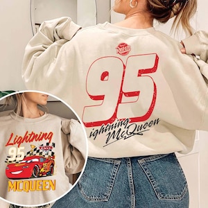 Puede incluir: Sudadera beige con un gran n&uacute;mero 95 rojo y las palabras "Lightning McQueen" debajo. La parte delantera de la sudadera tiene una imagen circular de Lightning McQueen con el n&uacute;mero 95 y la palabra "McQueen".