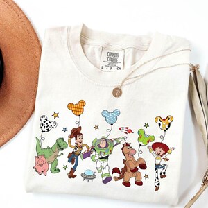 Puede incluir: Una taza de cer&aacute;mica blanca con un asa negra y el texto "But First, Coffee" en negro, con una fuente de estilo manuscrito. La taza est&aacute; sobre una superficie blanca.