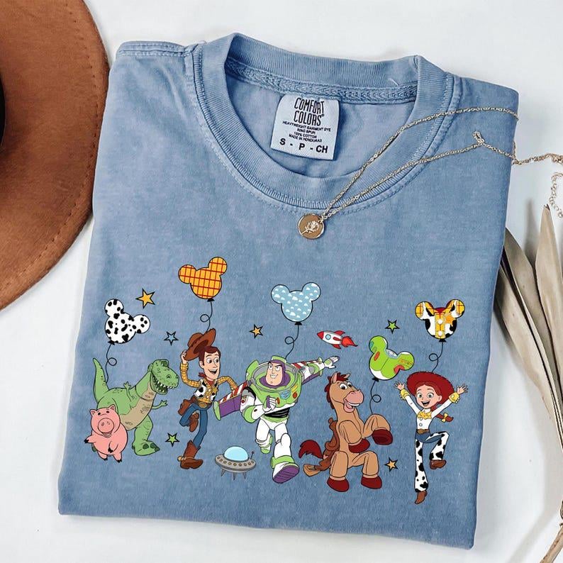 Puede incluir: Taza de cer&aacute;mica blanca con asa negra y el texto "But First, Coffee" en negro, con fuente manuscrita. La taza est&aacute; sobre una superficie blanca.