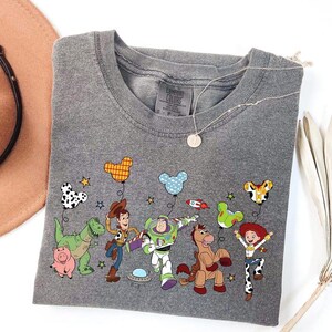 Puede incluir: Una taza de cer&aacute;mica blanca con un asa negra y el texto "But first, coffee" en un estilo manuscrito. La taza est&aacute; sobre una superficie blanca. La taza mide 10 cm de alto.