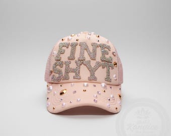 FINE SHYT (beige/bruin) custom verfraaide truckerpet | Handgemaakt | De Glam'More-collectie van @thatkandice
