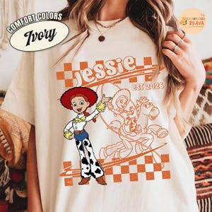 Retro Disneyland Pixar Toy Story 5 All Characters Checkered Signature Shirt, Lilypad, Woody, Buzz, Jessie, Bo Peep, Froky Group Matching Tee immagine 2