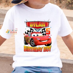 Camiseta de cumpleaños personalizada con diseño de coche de carreras Lightning para niños, camiseta con nombre y edad personalizados, conjunto para niños pequeños inspirado en Cars, regalo de cumpleaños para un viaje a Disneyland. imagen 3