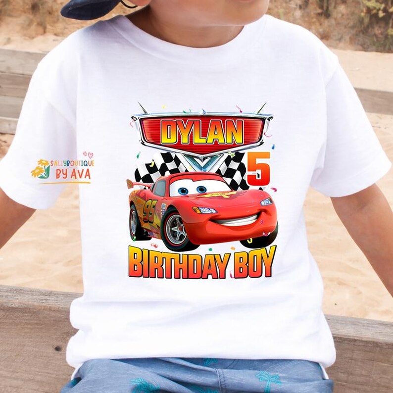 Camiseta de cumpleaños personalizada con diseño de coche de carreras Lightning para niños, camiseta con nombre y edad personalizados, conjunto para niños pequeños inspirado en Cars, regalo de cumpleaños para un viaje a Disneyland. imagen 3