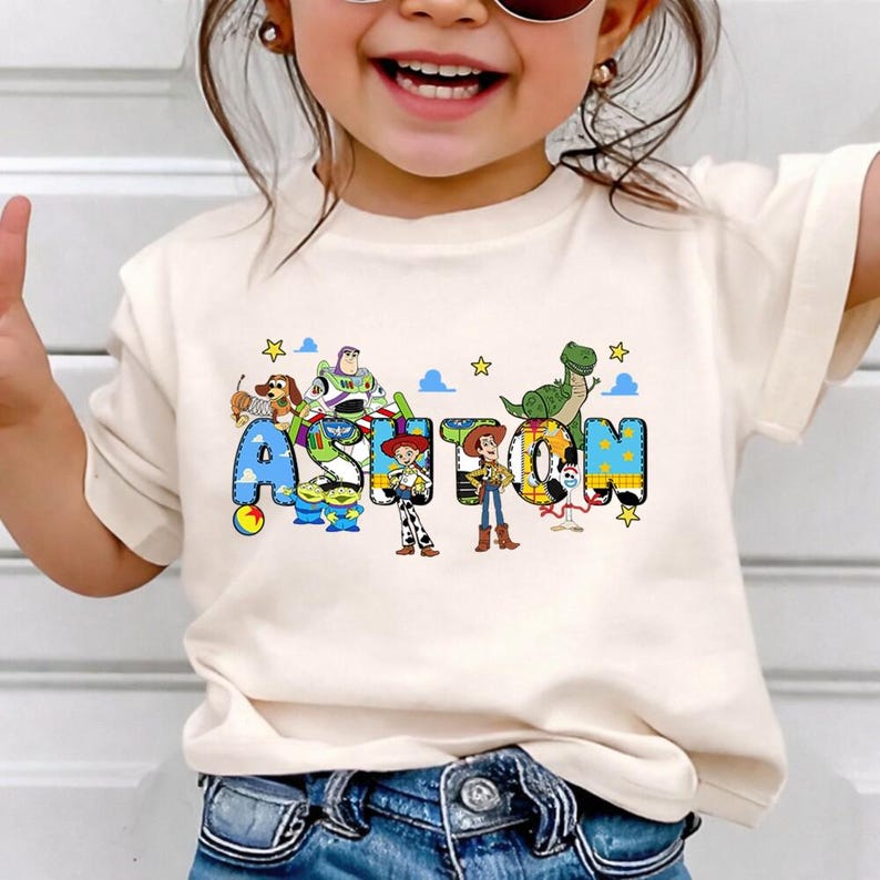 Camiseta personalizada de Toy Story con nombre, camiseta personalizada de Buzz, Woody y Jessie de Disneyland, camiseta personalizada para niño y niña, viaje familiar a Disneyland 2026 imagen 1