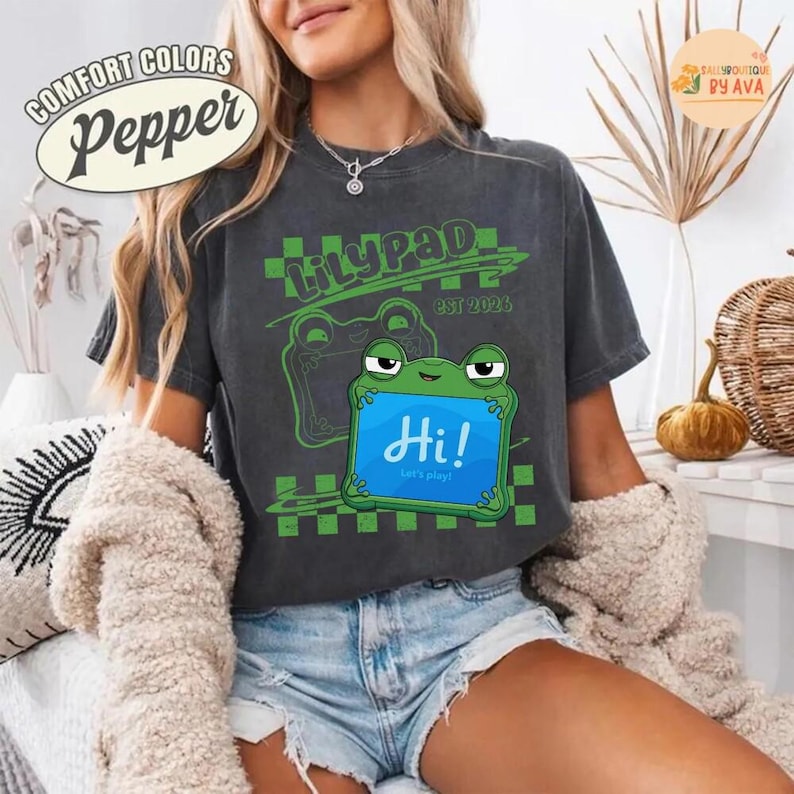 Retro Disneyland Pixar Toy Story 5 All Characters Checkered Signature Shirt, Lilypad, Woody, Buzz, Jessie, Bo Peep, Froky Group Matching Tee immagine 5