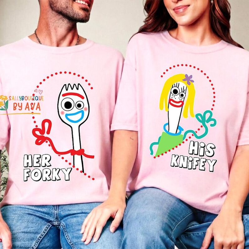 Camiseta de pareja de Forky y Knifey, camiseta de Forky de Toy Story, camiseta de pareja inspirada en Toy Story, camiseta de pareja de Disneyland, regalos de San Valentín para parejas imagen 3