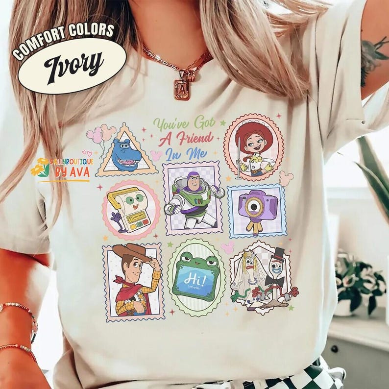 Camiseta de Disneyland Pixar Toy Story 5, Camiseta "Tienes un amigo en mí", Woody Buzz Etch Lenny Mr Spell Lilypad, Camiseta de viaje de vacaciones familiares 2026 imagen 4