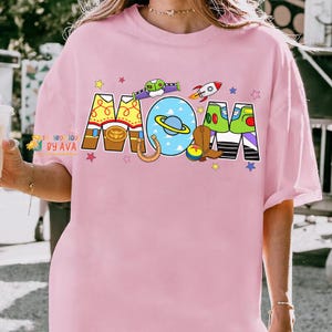 Camiseta personalizada de cumpleaños con el nombre de papá y mamá, diseño de Disneyland y Toy Story, camiseta familiar a juego en colores cómodos, regalo de cumpleaños personalizado. imagen 5