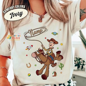 Camiseta personalizada de Woody de Toy Story, camiseta personalizada con nombre de Disneyland para niño, regalo de cumpleaños, camiseta a juego para la familia, cumpleaños personalizado imagen 2