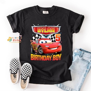 Camiseta de cumpleaños personalizada con diseño de coche de carreras Lightning para niños, camiseta con nombre y edad personalizados, conjunto para niños pequeños inspirado en Cars, regalo de cumpleaños para un viaje a Disneyland. imagen 1