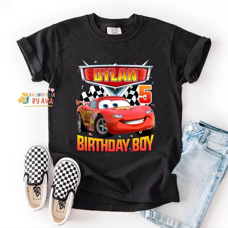 Camiseta de cumpleaños personalizada con diseño de coche de carreras Lightning para niños, camiseta con nombre y edad personalizados, conjunto para niños pequeños inspirado en Cars, regalo de cumpleaños para un viaje a Disneyland. imagen 1