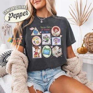 Camiseta de Disneyland Pixar Toy Story 5, Camiseta "Tienes un amigo en mí", Woody Buzz Etch Lenny Mr Spell Lilypad, Camiseta de viaje de vacaciones familiares 2026 imagen 6