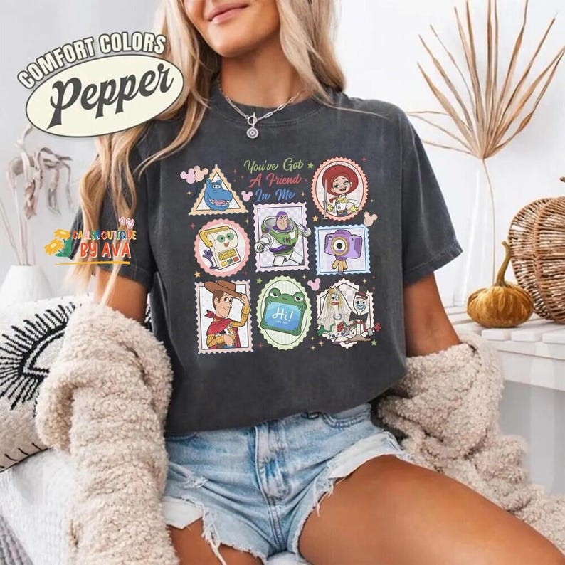 Camiseta de Disneyland Pixar Toy Story 5, Camiseta "Tienes un amigo en mí", Woody Buzz Etch Lenny Mr Spell Lilypad, Camiseta de viaje de vacaciones familiares 2026 imagen 6