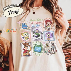 Camiseta de Disneyland Pixar Toy Story 5, Camiseta "Tienes un amigo en mí", Woody Buzz Etch Lenny Mr Spell Lilypad, Camiseta de viaje de vacaciones familiares 2026 imagen 2