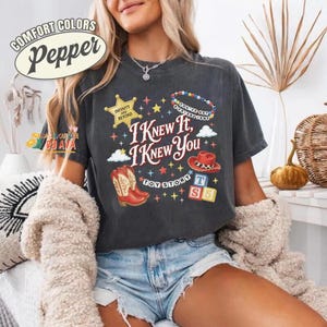 Toy Story 5 I Knew It, I Knew You Music Shirt, Toy Story 5 Movie 2026, Jessie Toy Story 5 Inspired Shirt, You've Got a Friend In Me bild 5