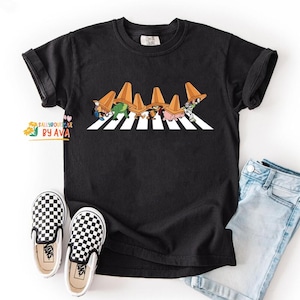 Comfort Colors Toys Crossing T-Shirt, Toy Story Shirt, Woody Buzz Retro Disneyland Toy Story Characters Shirts, Disneyland Family Trip Tees Bild 1
