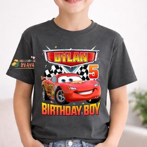 Camiseta de cumpleaños personalizada con diseño de coche de carreras Lightning para niños, camiseta con nombre y edad personalizados, conjunto para niños pequeños inspirado en Cars, regalo de cumpleaños para un viaje a Disneyland. imagen 2
