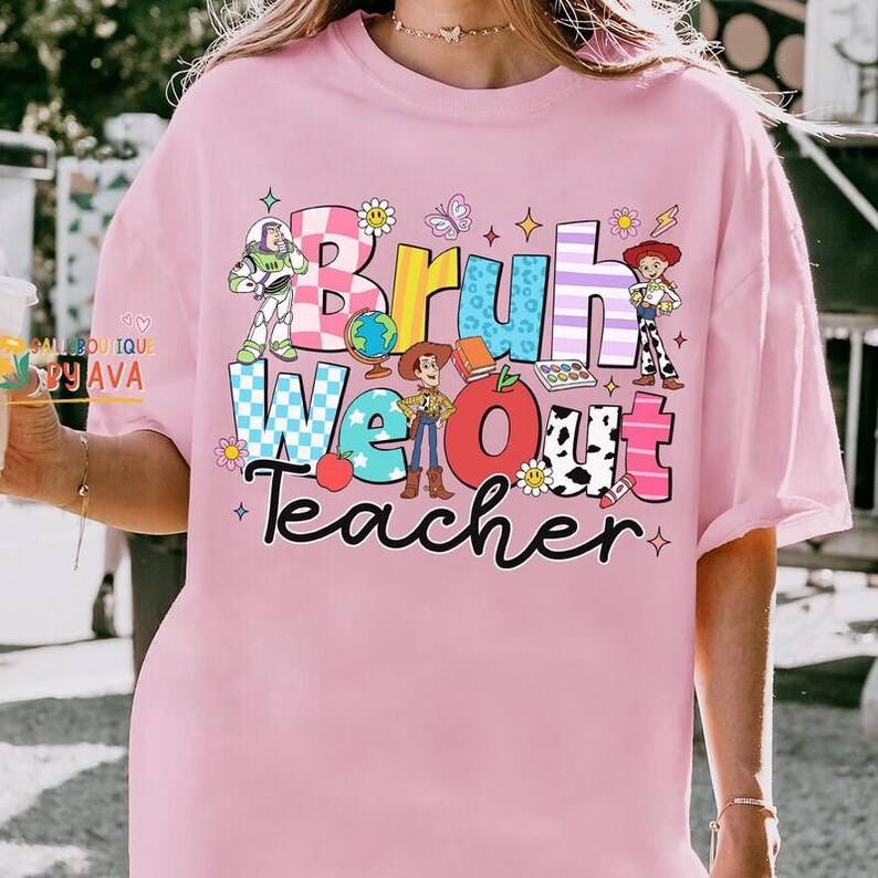 Camiseta "Bruh We Out Teacher" para el último día de clases de Toy Story, camiseta de Woody Buzz para el verano, camiseta de agradecimiento al profesor, vacaciones de verano para profesores imagen 5