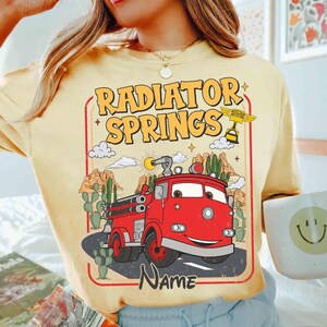Camiseta personalizada de Disney Retro Cars de los 90, Radiator Springs, camiseta de carreras de Cars Land de Disneyland, camiseta familiar a juego para vacaciones en Disneyland 2026 imagen 6