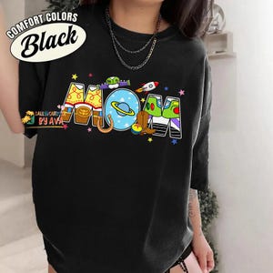 Camiseta personalizada de cumpleaños con el nombre de papá y mamá, diseño de Disneyland y Toy Story, camiseta familiar a juego en colores cómodos, regalo de cumpleaños personalizado. imagen 4